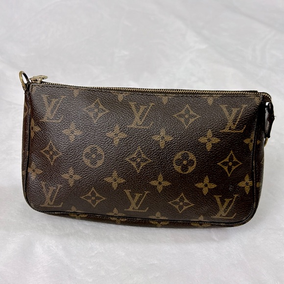 Louis Vuitton Handbags - 🖤Louis Vuitton Monogram Pochette pouch